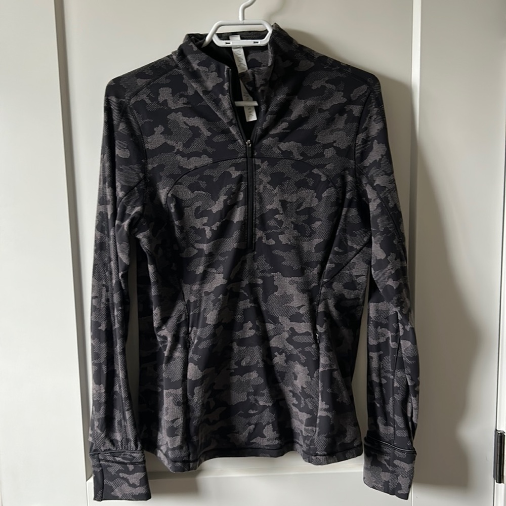 Lululemon Run Briskly 1/2 zip. Size 12. Only worn once. In brand new condition.